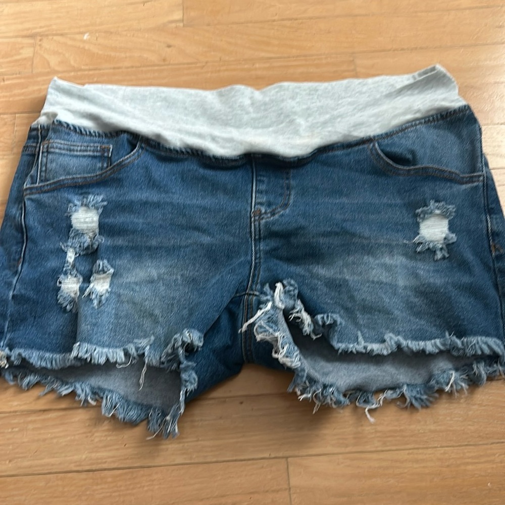 Women’s maternity shorts